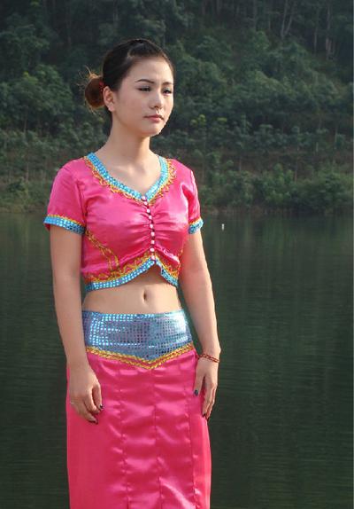 云南风情舞台，民族服饰与自然风光交融的视觉盛宴