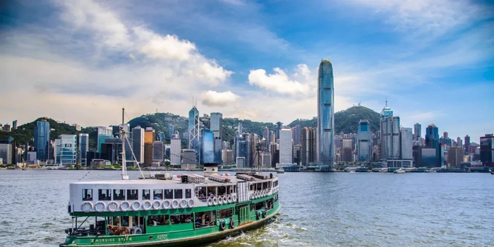 夜幕下的街头演员，香港夜景中的剧本凝望